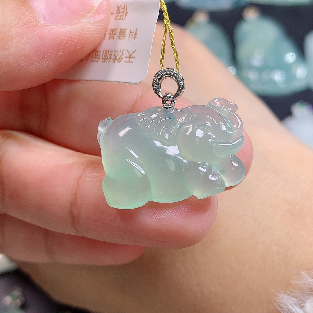 翡翠18K金镶嵌颈饰大象