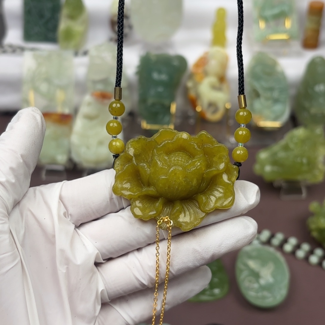 蛇纹石玉颈饰未镶嵌