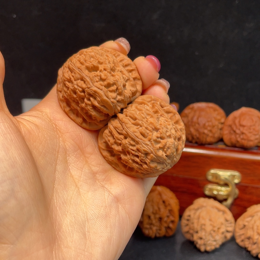 文玩核桃吊坠三角白狮子38尺