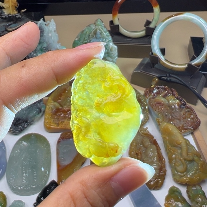 翡翠未镶嵌颈饰年年有余