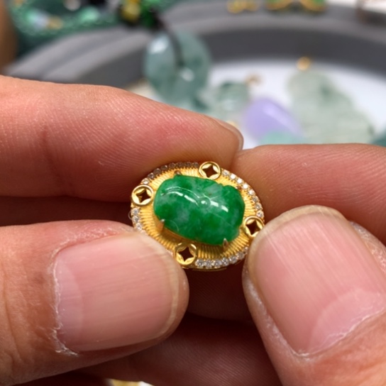 翡翠颈饰未镶嵌翡翠