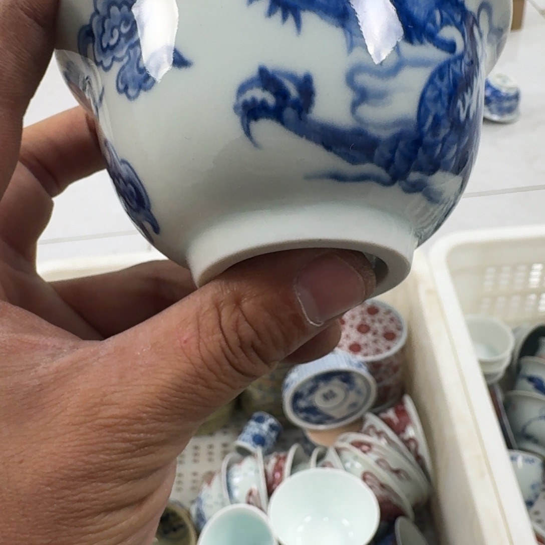 摆件青花铠甲龙主人压手杯