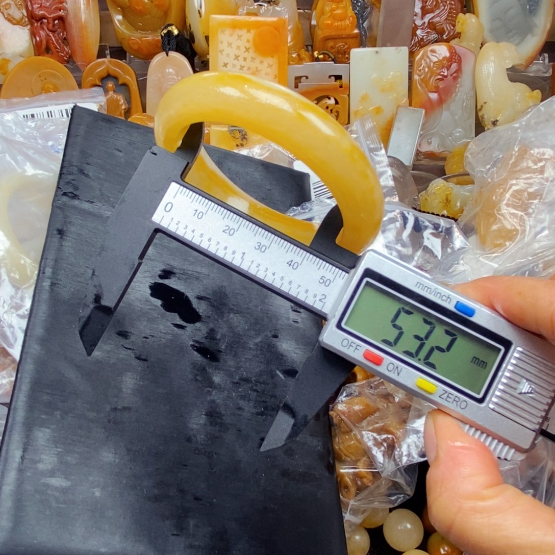 石英质玉（黄龙玉）颈饰未镶嵌