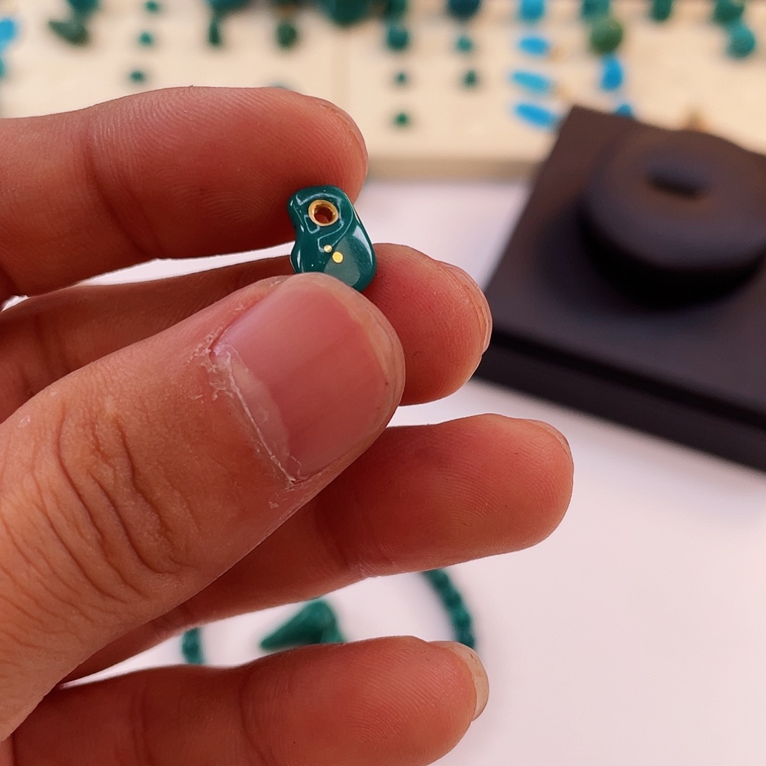 绿松石颈饰未镶嵌