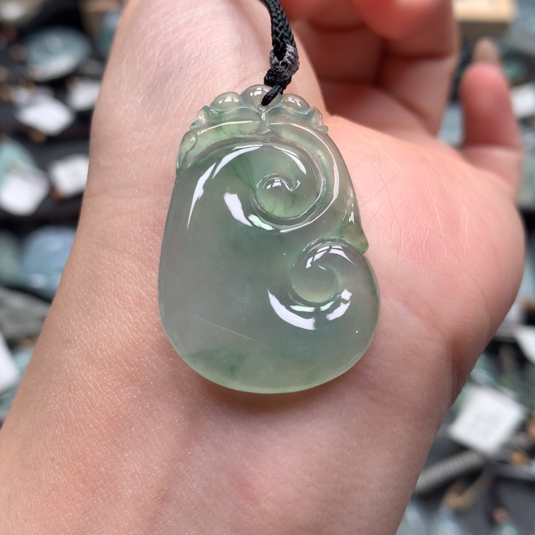 翡翠颈饰未镶嵌如意