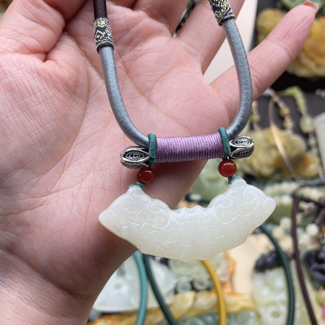 蛇纹石玉颈饰未镶嵌