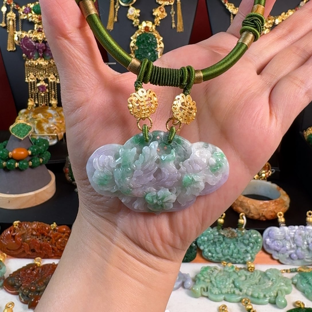 翡翠未镶嵌颈饰春彩如意凤牌 炸价