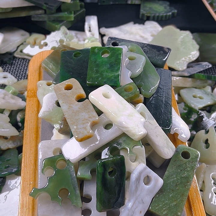 红***牛和田玉（糖玉）未镶嵌颈饰