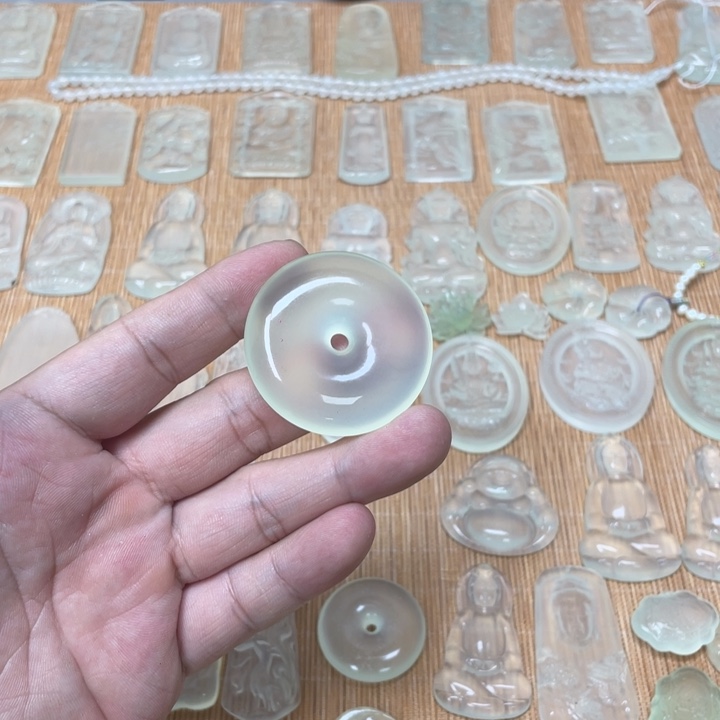 禾***呈蛇纹石玉未镶嵌吊坠(赠链)