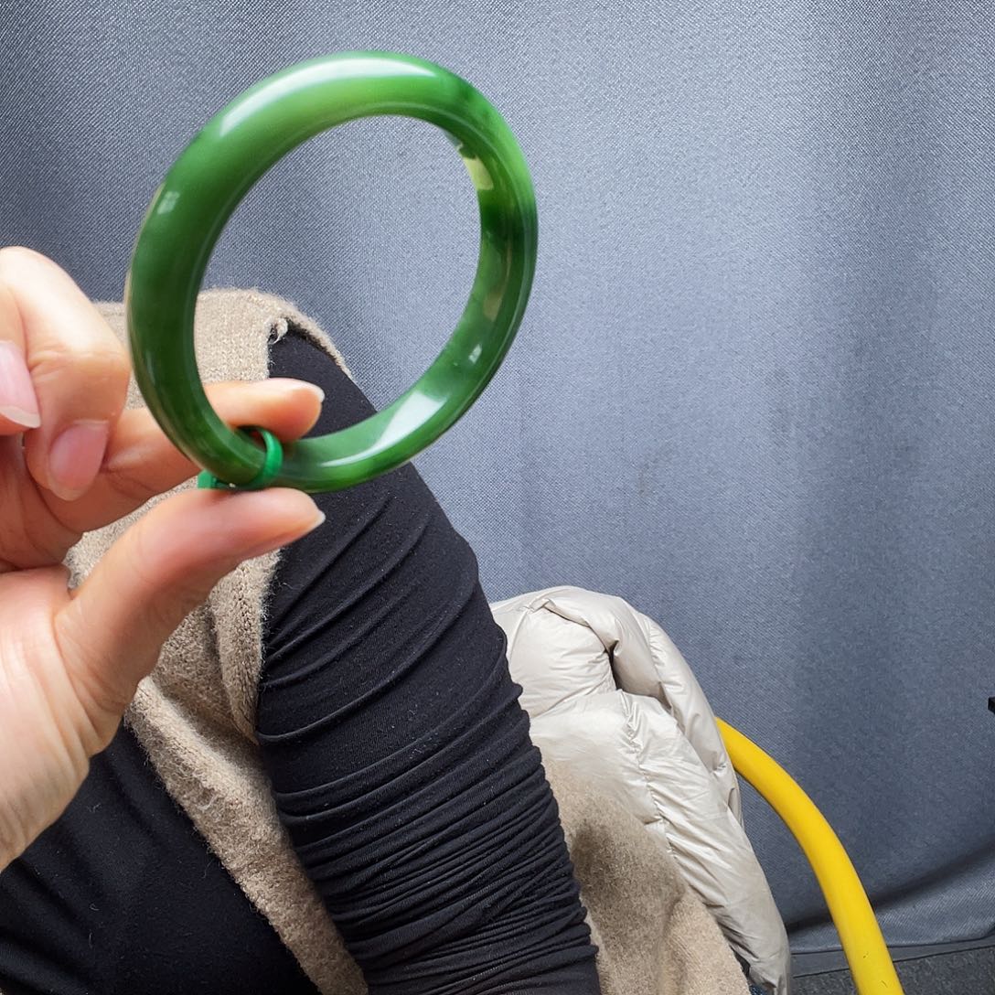 张***圈和田玉未镶嵌手镯