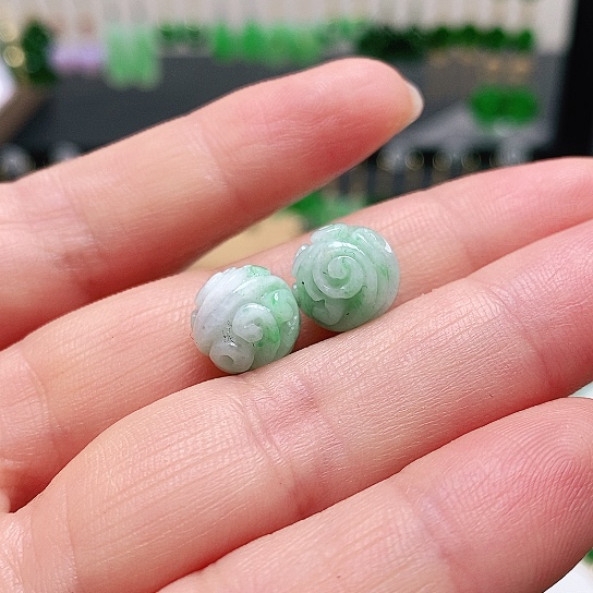 翡翠未镶嵌颈饰沐**?挂件