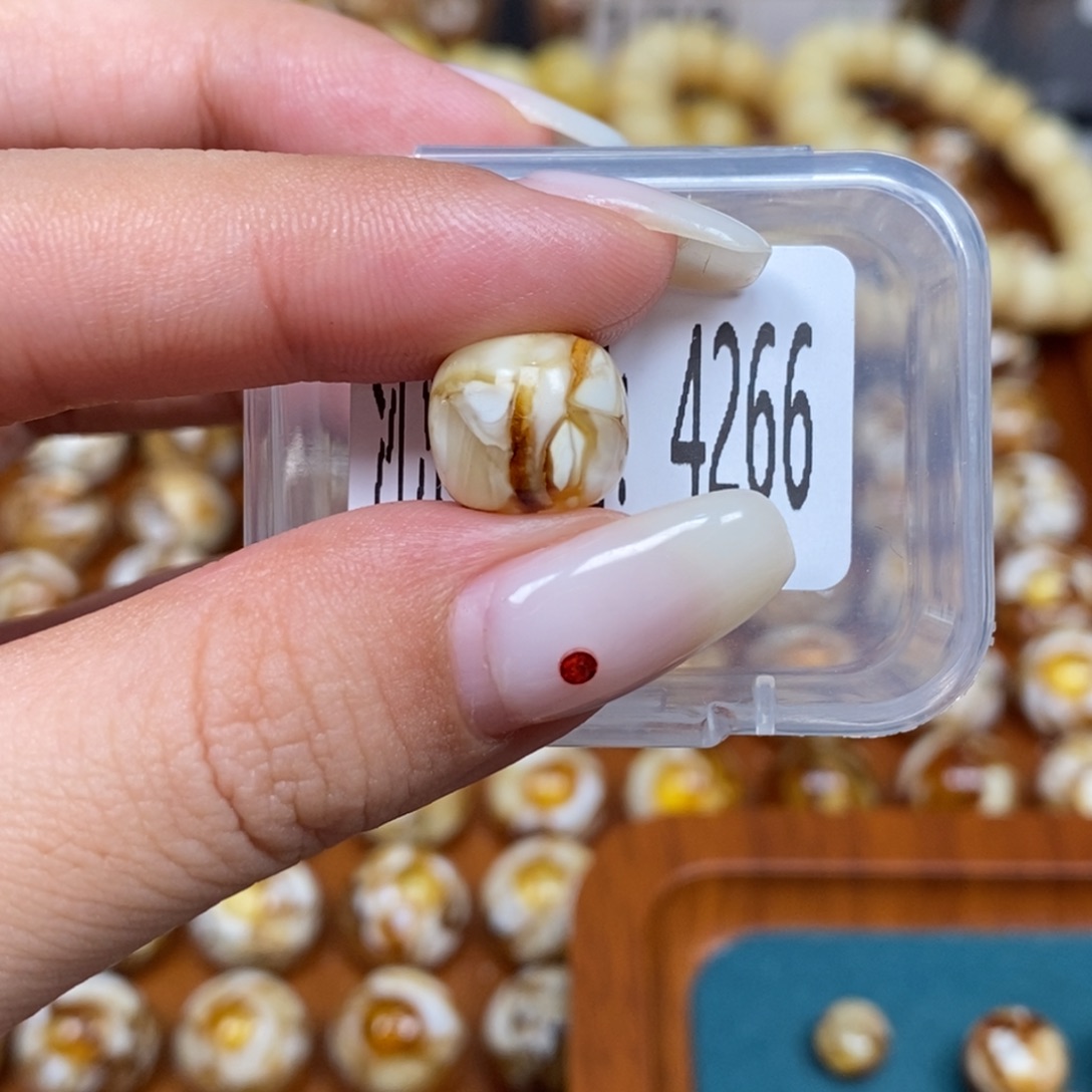 蜜蜡未镶嵌珠宝奇石4266