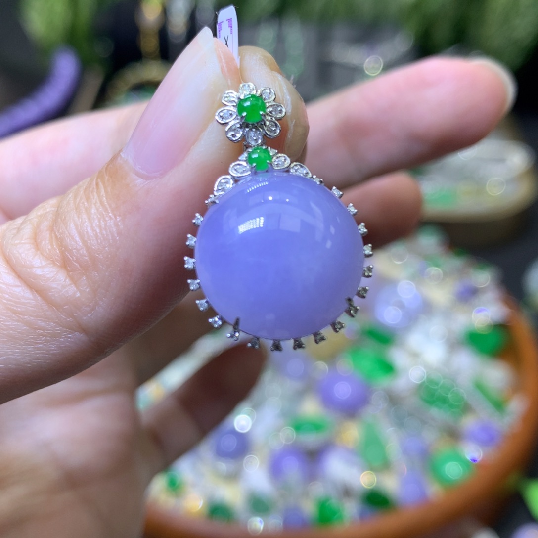 颈饰18K金镶嵌翡翠