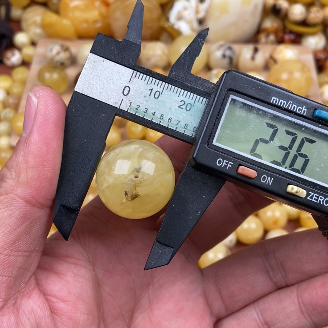 蜜蜡裸石未镶嵌大瑕疵