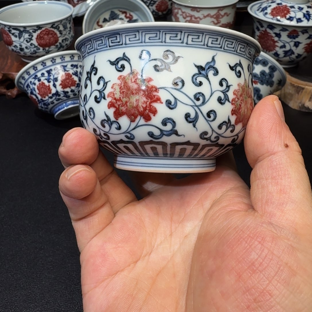 谦***三青花釉里红缠枝莲炉式杯微瑕