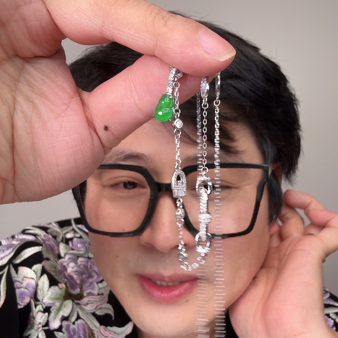 翡翠未镶嵌颈饰一件