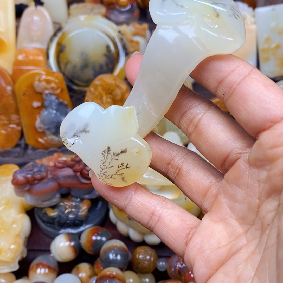 石英质玉（黄龙玉）颈饰未镶嵌