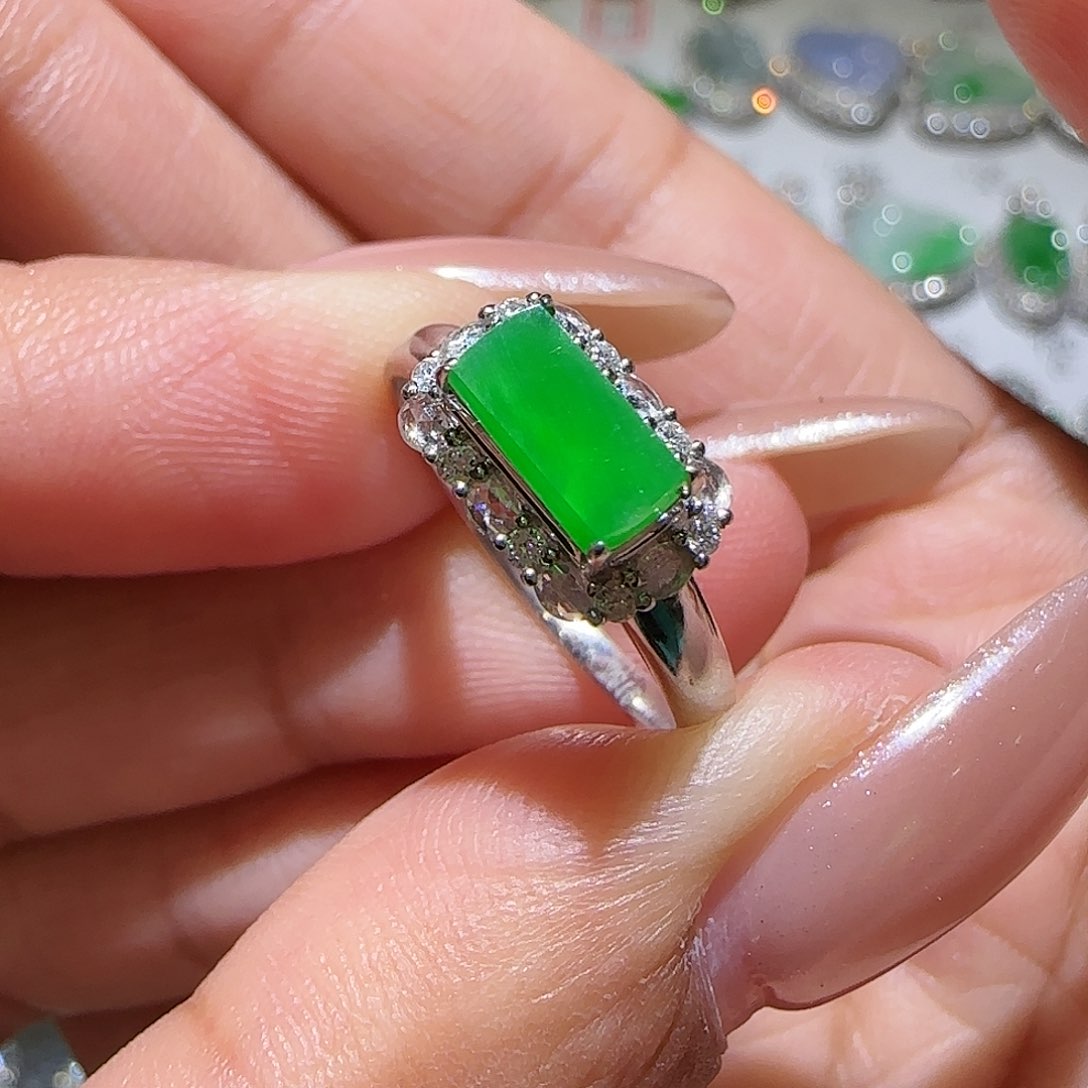 【闪购商品】18K金镶嵌戒指翡翠天然