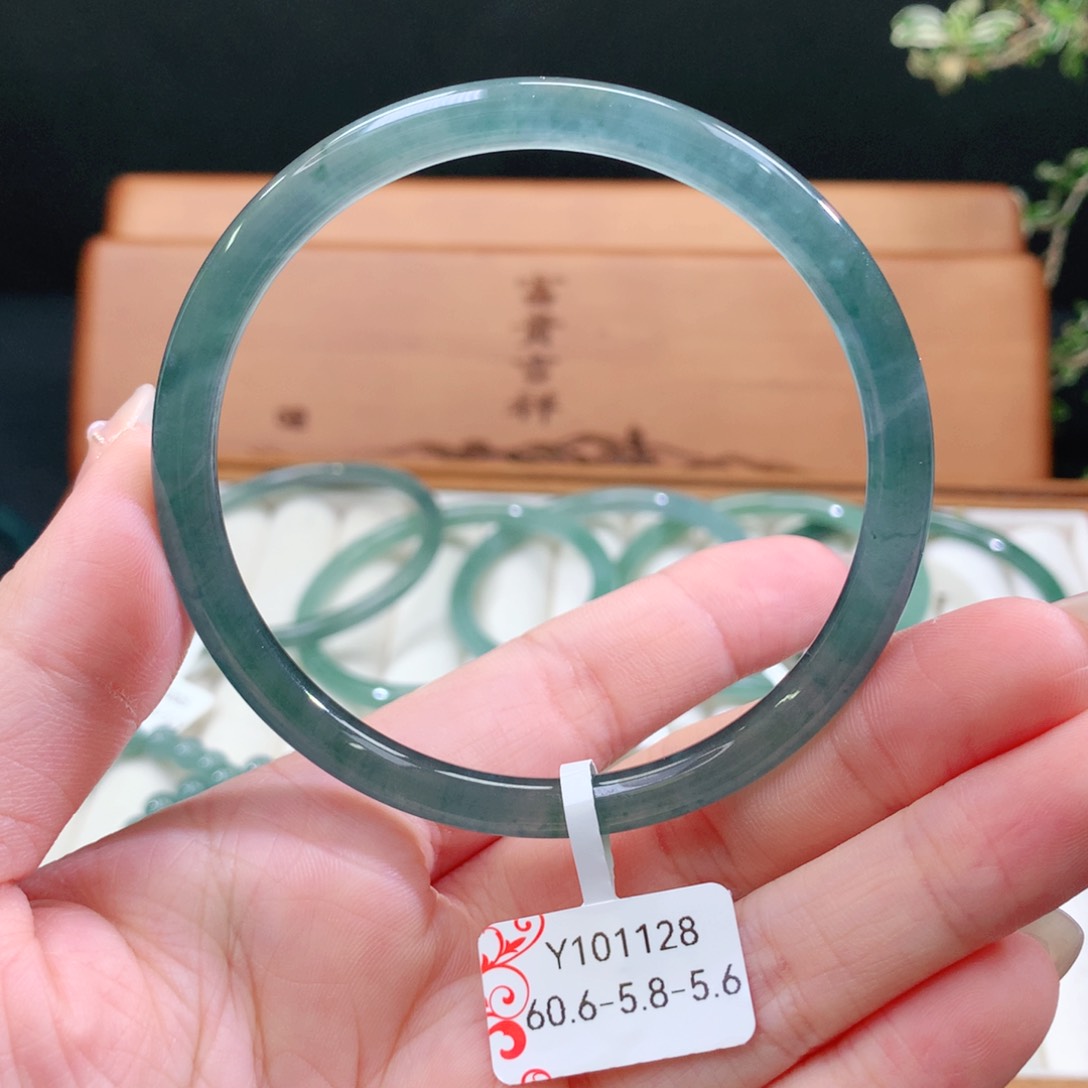 翡翠手镯未镶嵌天然