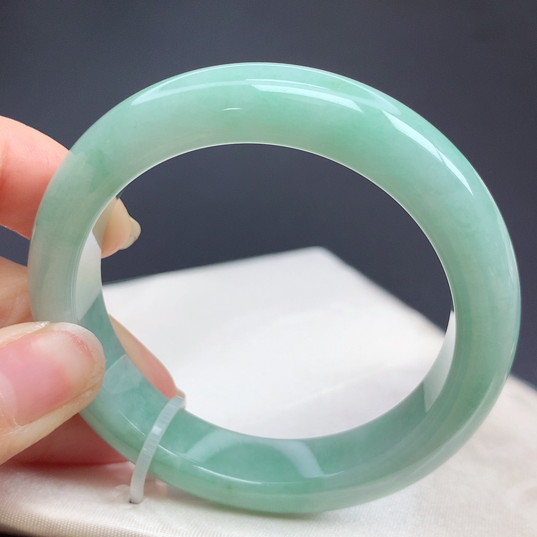 翡翠手镯未镶嵌52圈口