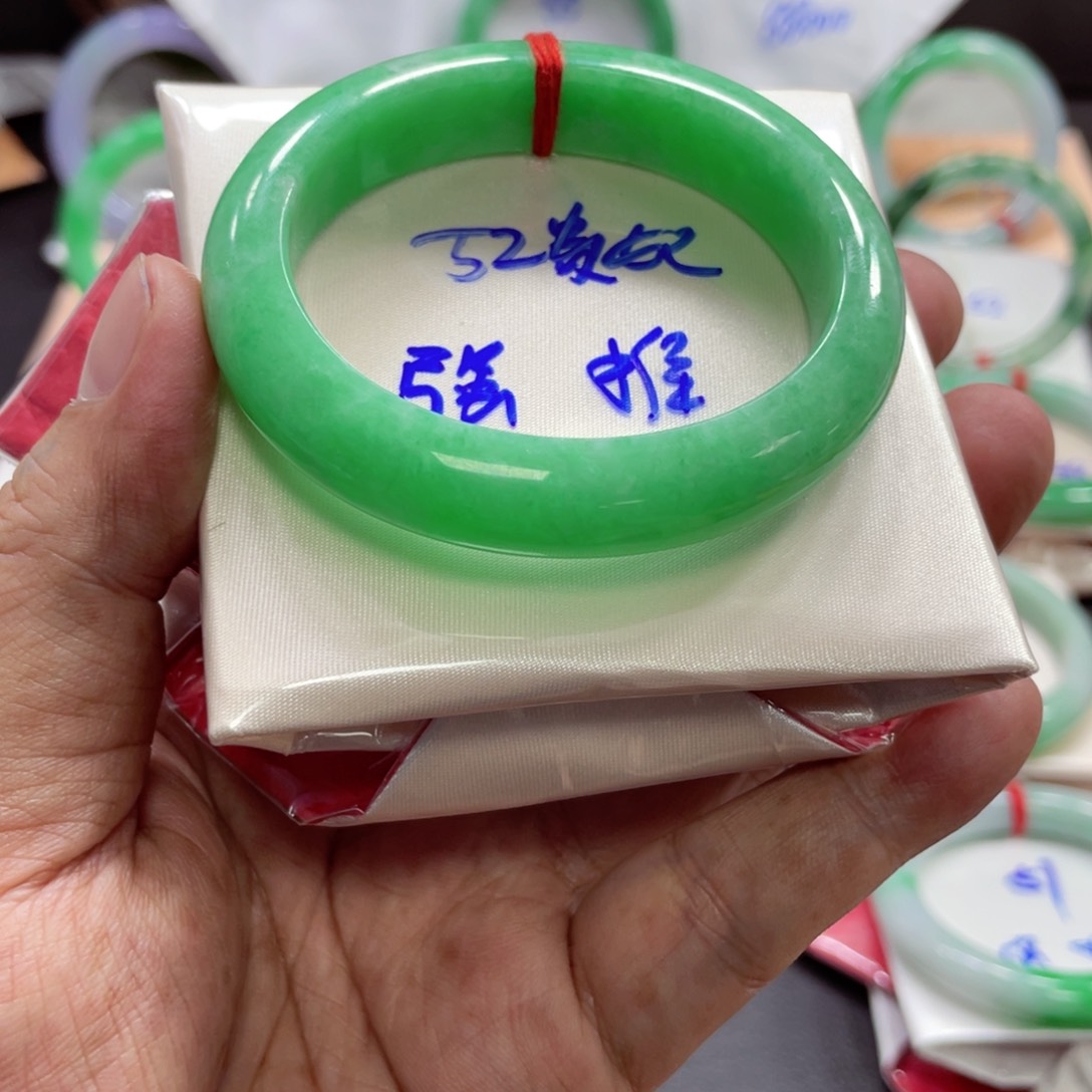翡翠手镯未镶嵌翡翠