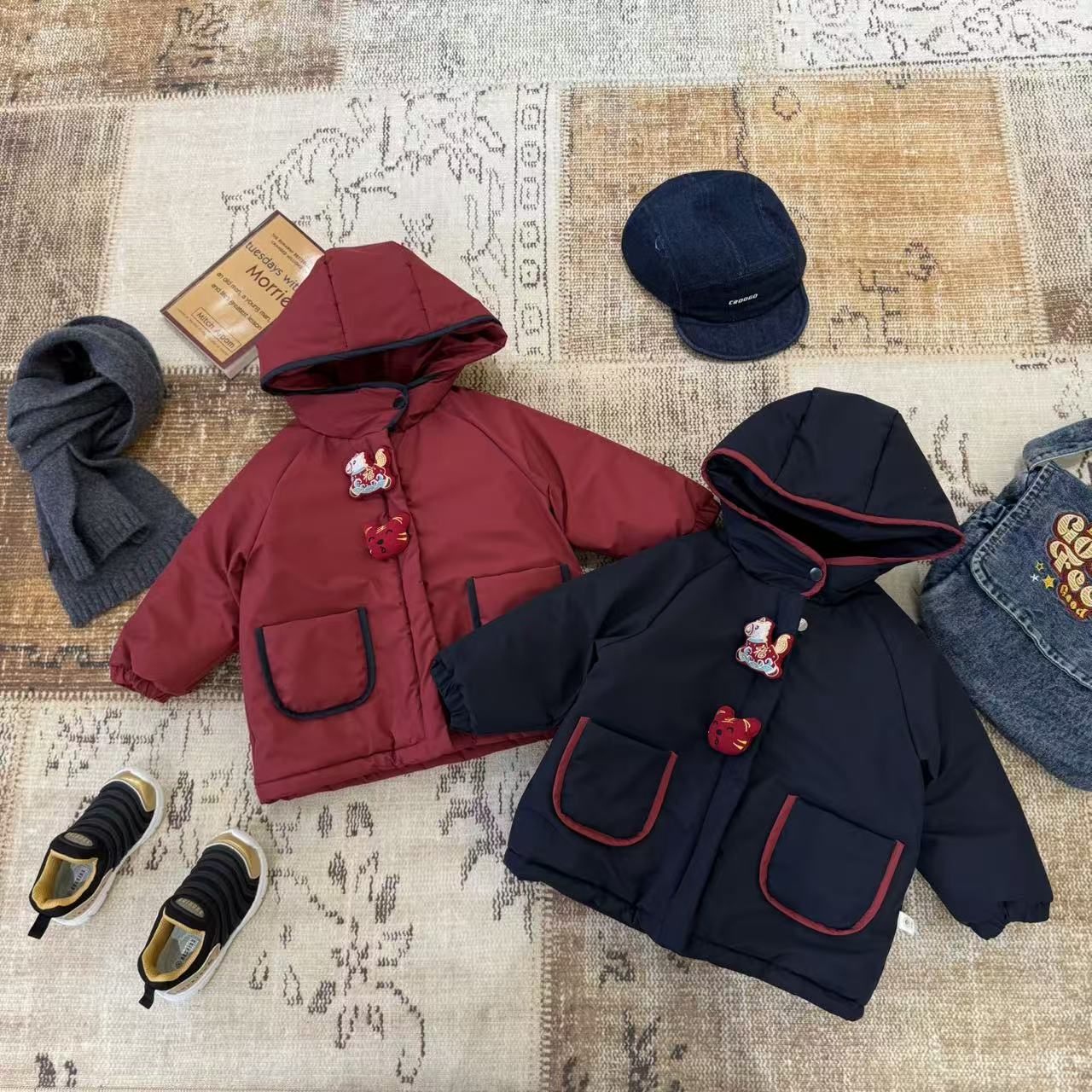 儿童秋冬刺绣小马玩偶加棉加厚连帽外套H2758