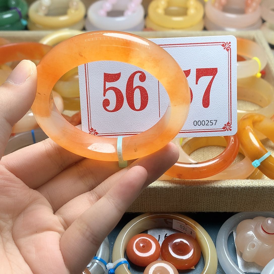 未镶嵌石英质玉（黄龙玉）手镯