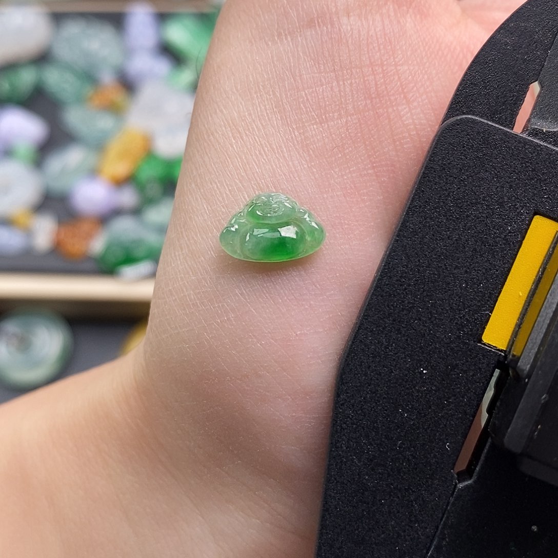 翡翠未镶嵌颈饰佛公