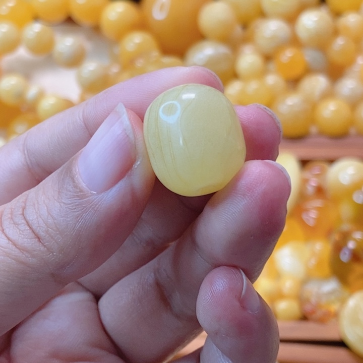 琥珀未镶嵌颈饰天然蜜蜡