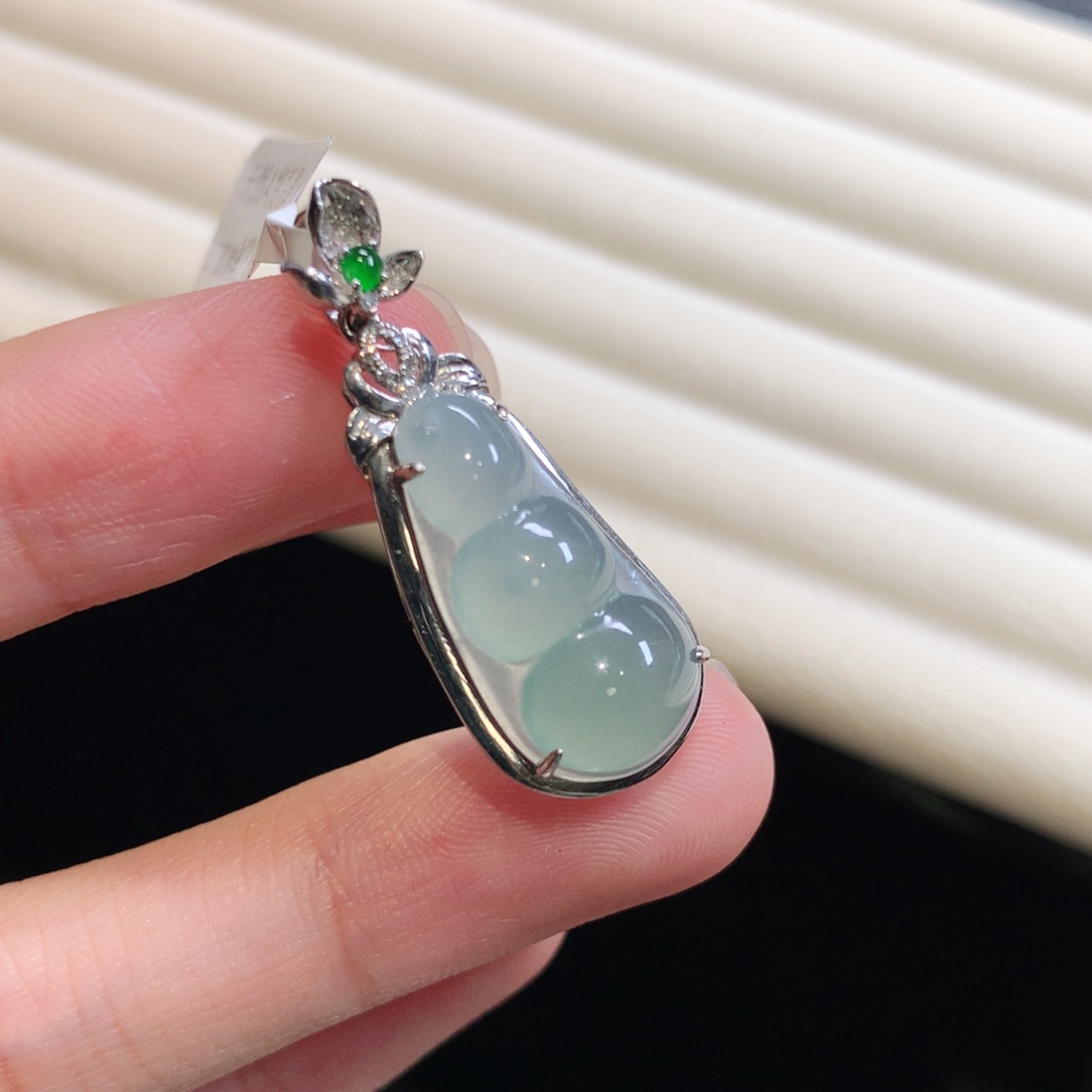 翡翠颈饰18K金镶嵌豆