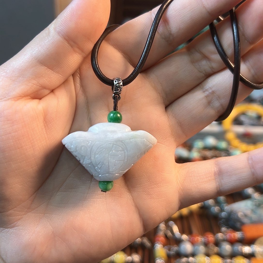 翡翠颈饰未镶嵌吊坠