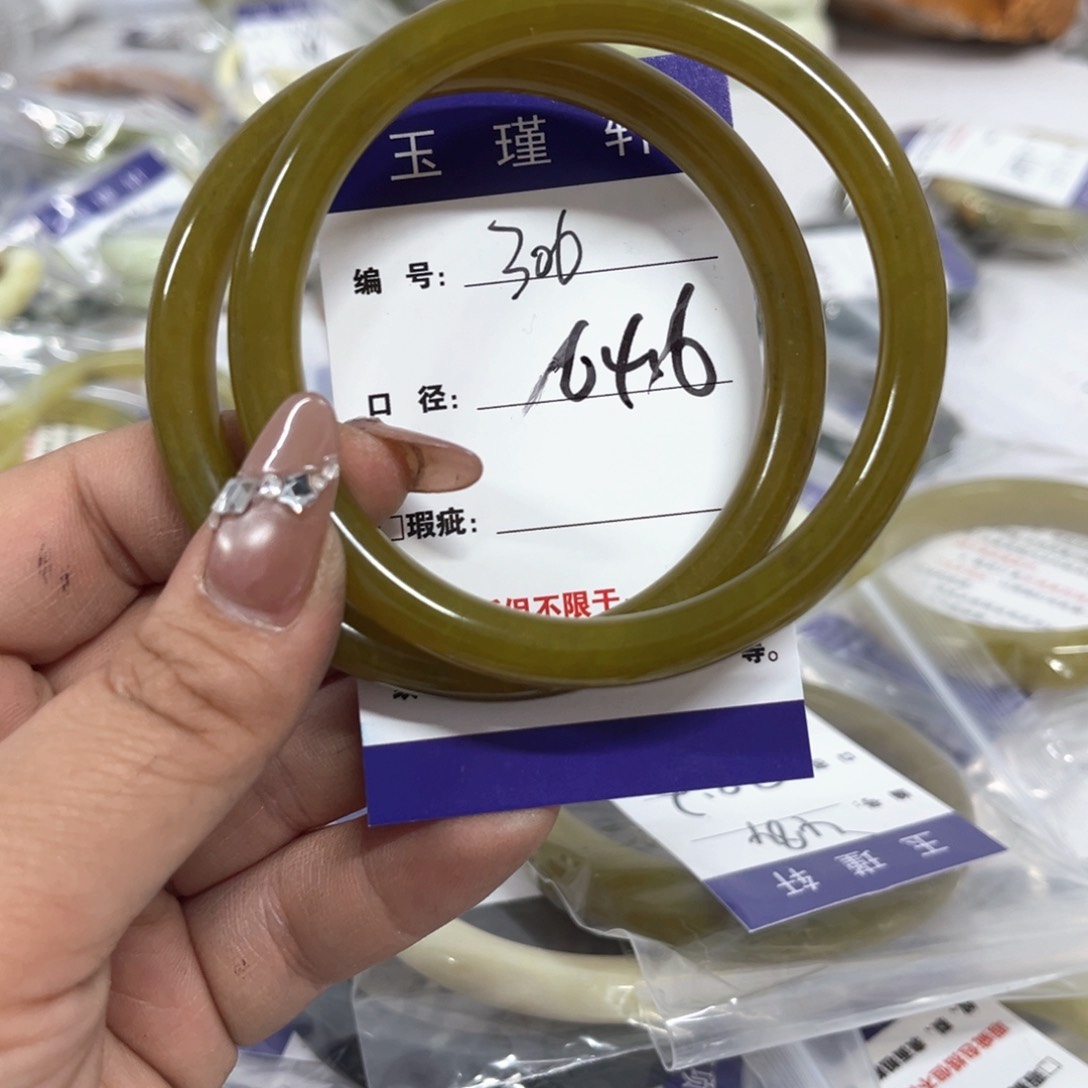 蛇纹石玉手镯未镶嵌