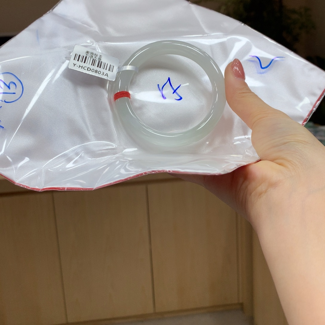 翡翠手镯未镶嵌不退不换