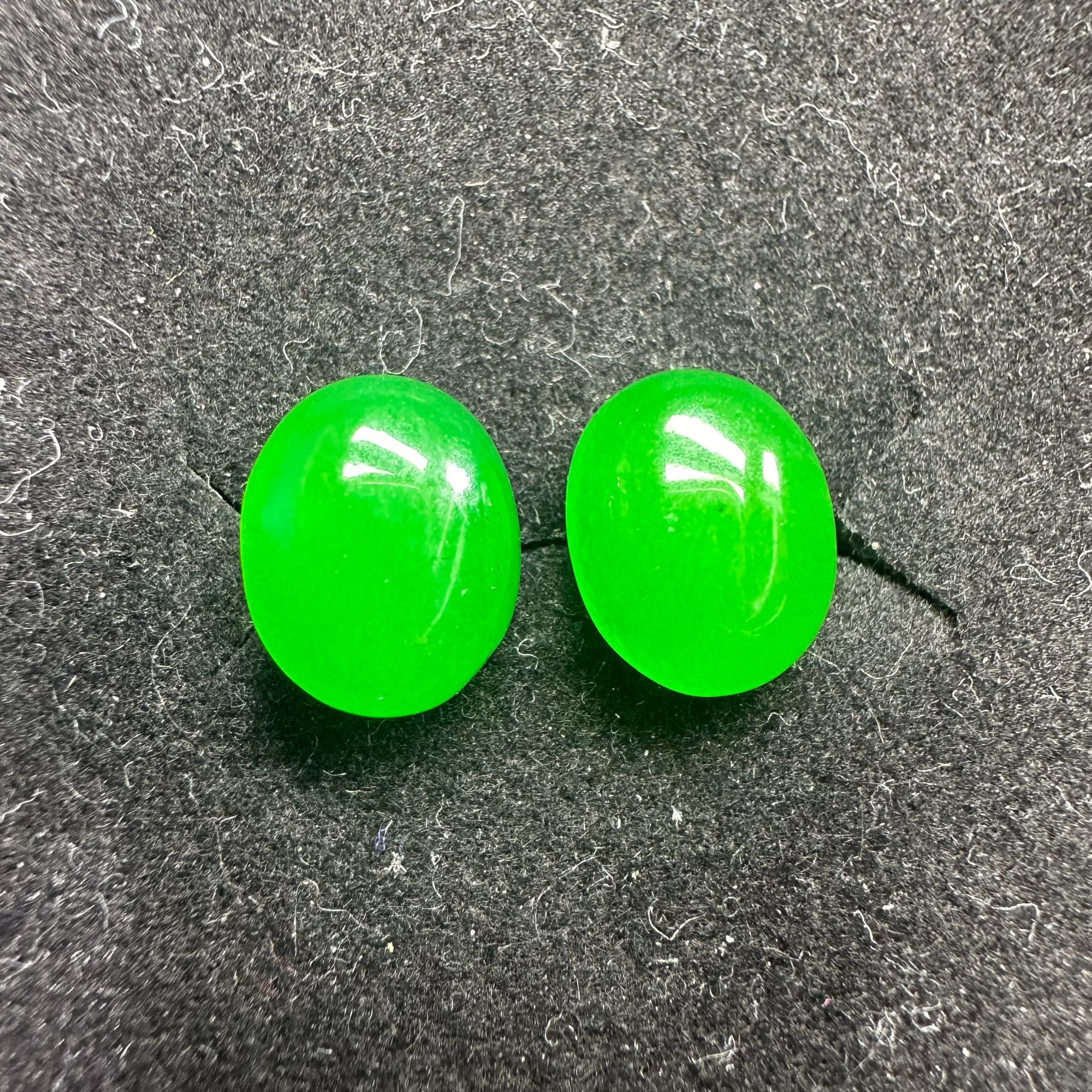 翡翠满绿蛋面耳饰H352