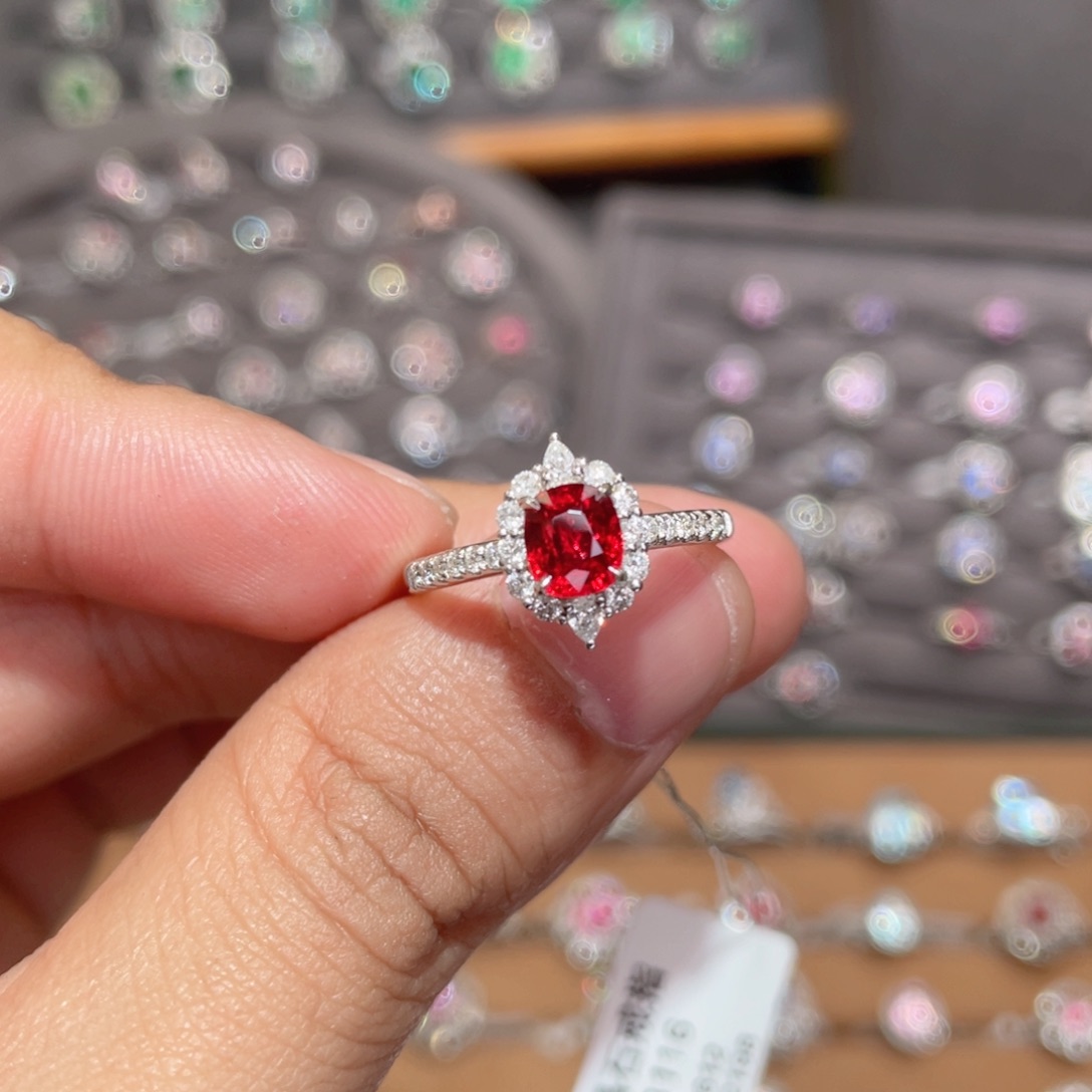 尖晶石戒指18K金镶嵌0.86ct 绝地