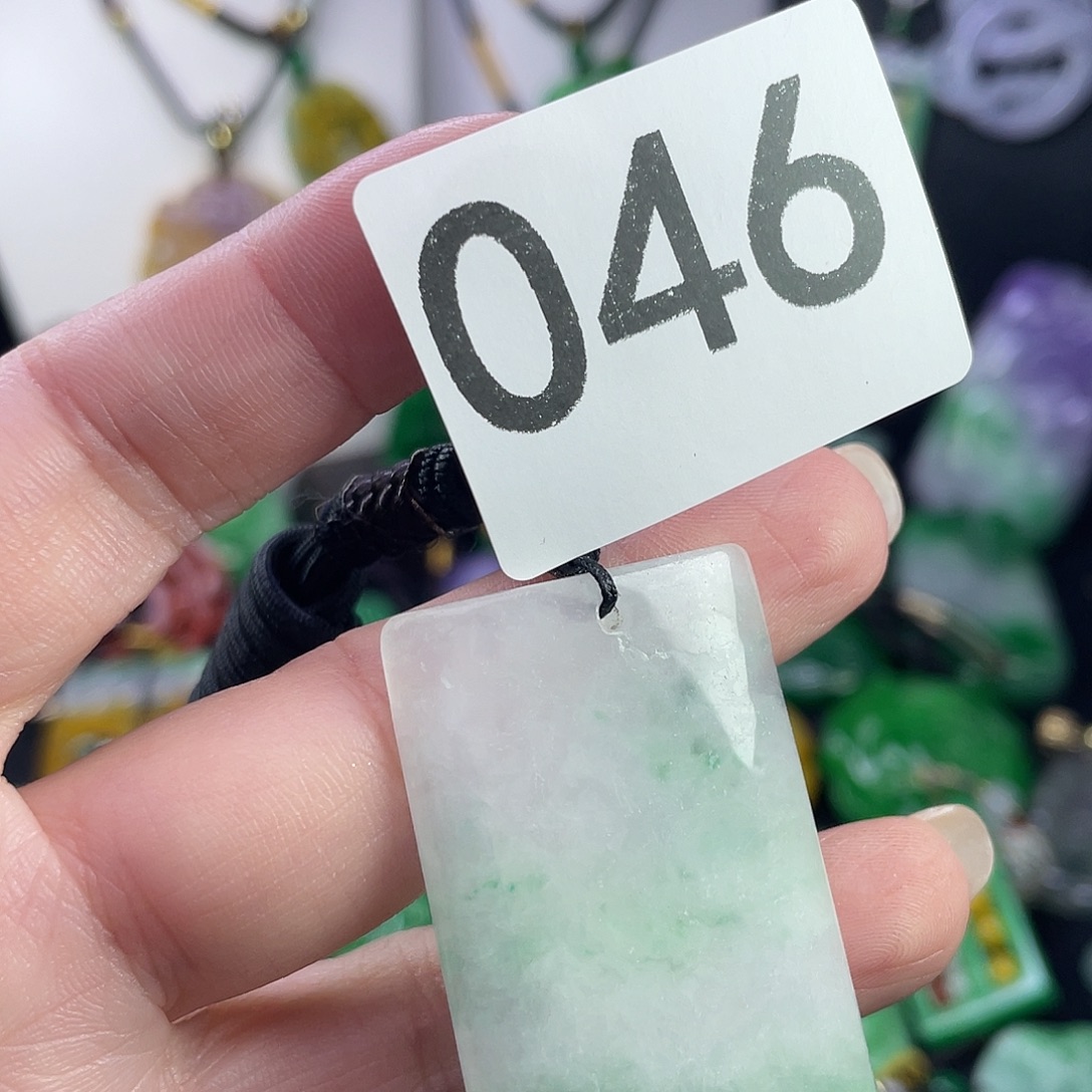 翡翠未镶嵌吊坠(赠链)