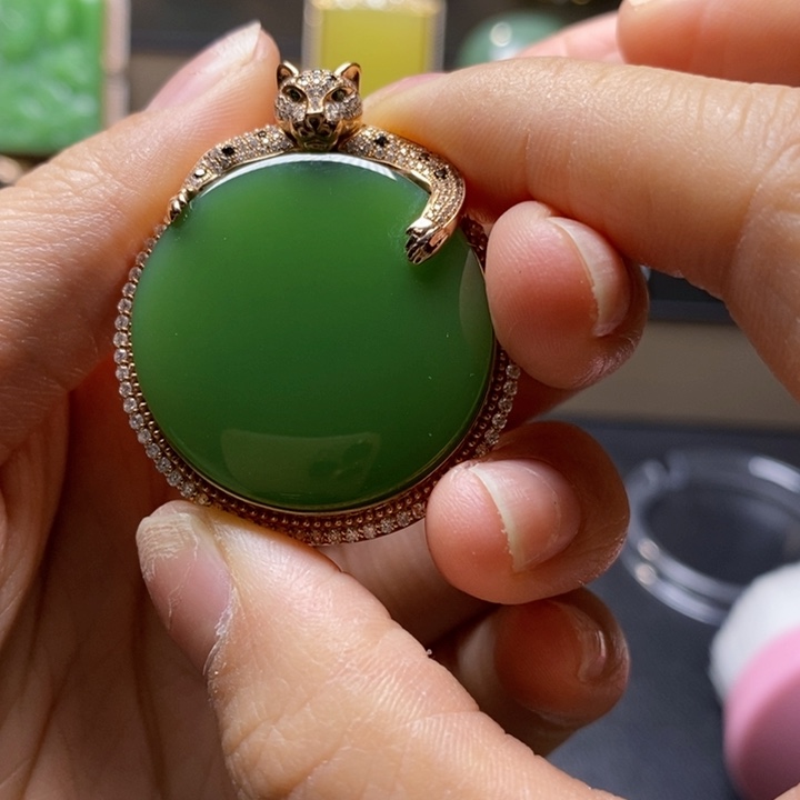 吊坠(不含链)18K金镶嵌和田玉扎****璐