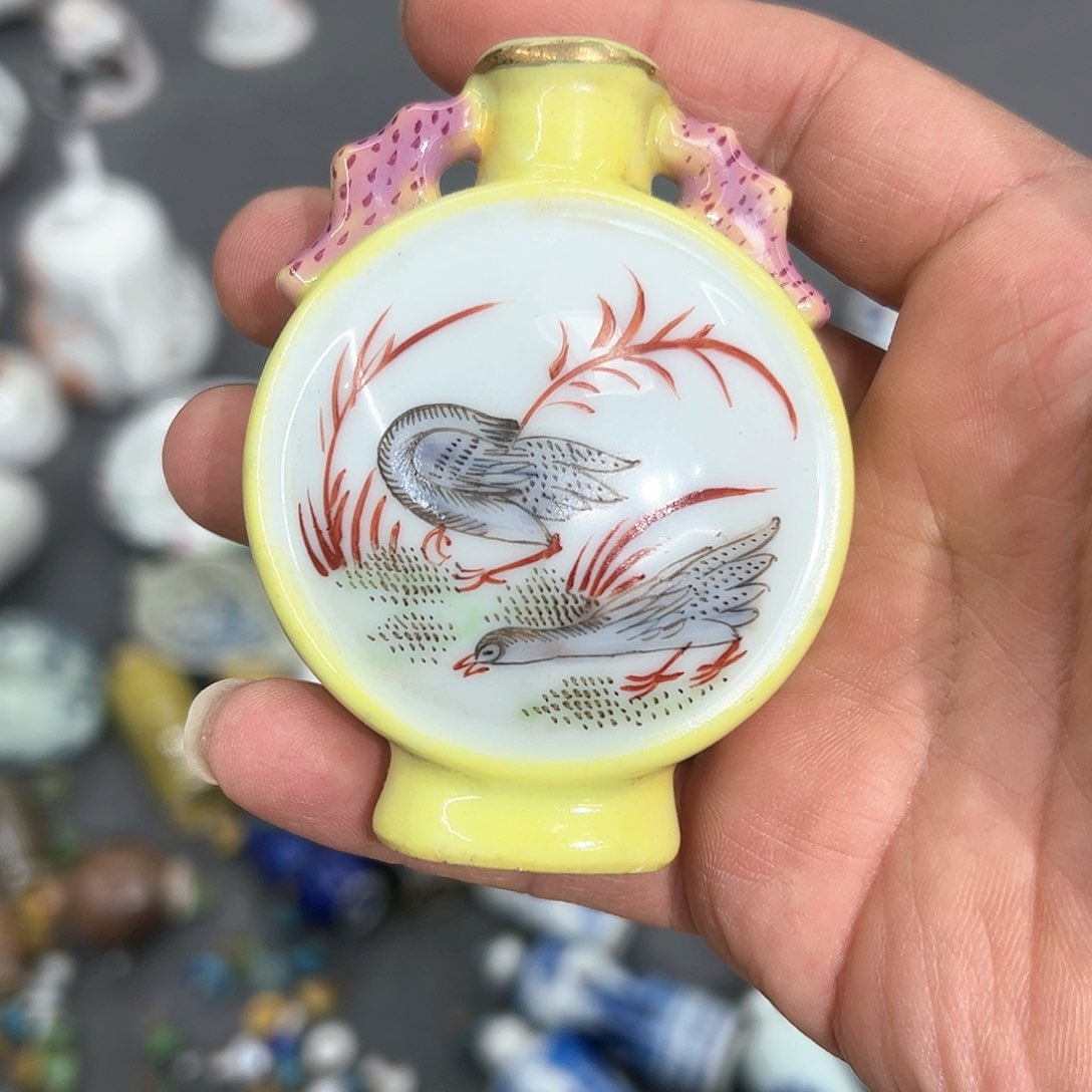 罐粉彩花鸟鼻烟壶一只