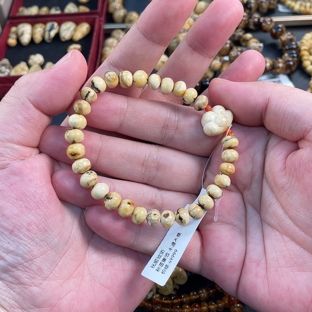 徐***曼琥珀未镶嵌裸石7mm