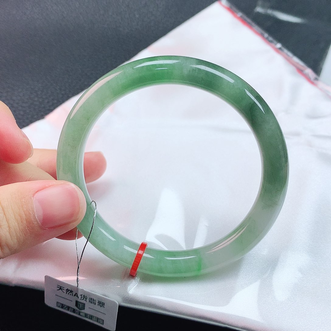 翡翠手镯未镶嵌52圈