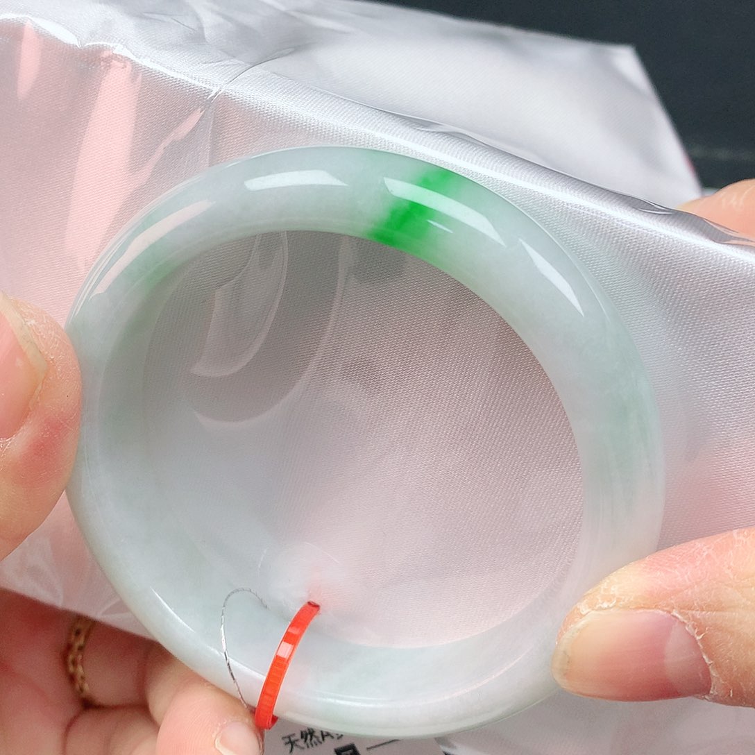 翡翠手镯未镶嵌56圈