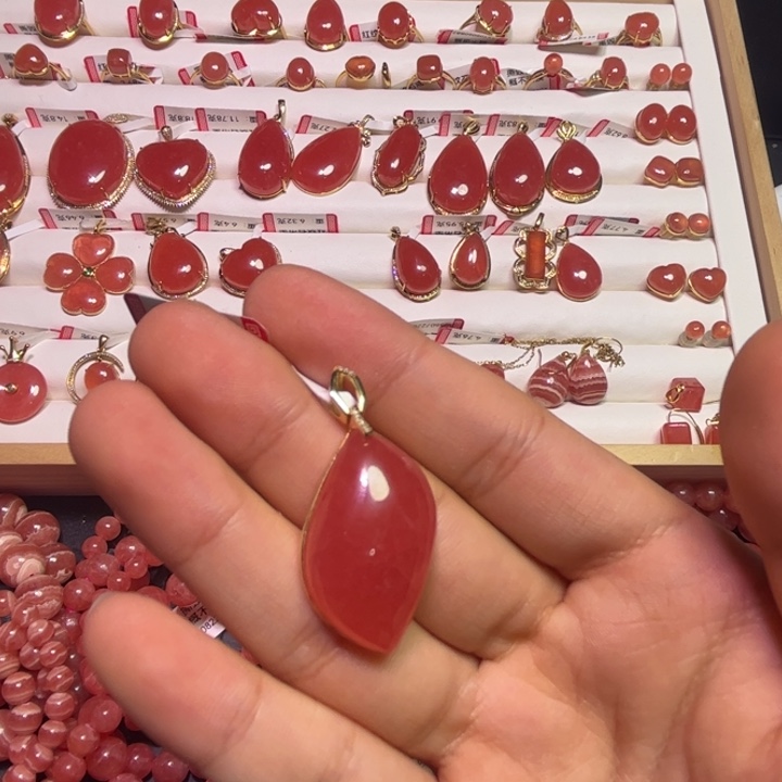 菱锰矿（红纹石）18K金镶嵌颈饰随形吊坠8.41g