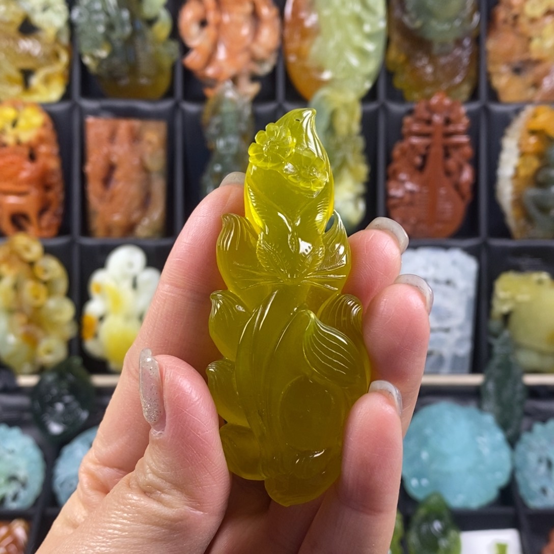 蛇纹石玉颈饰合金