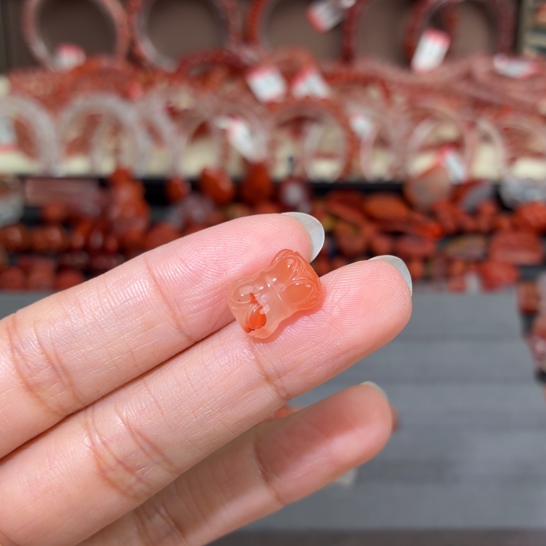 暮***兮南红玛瑙未镶嵌颈饰并蒂莲桶珠