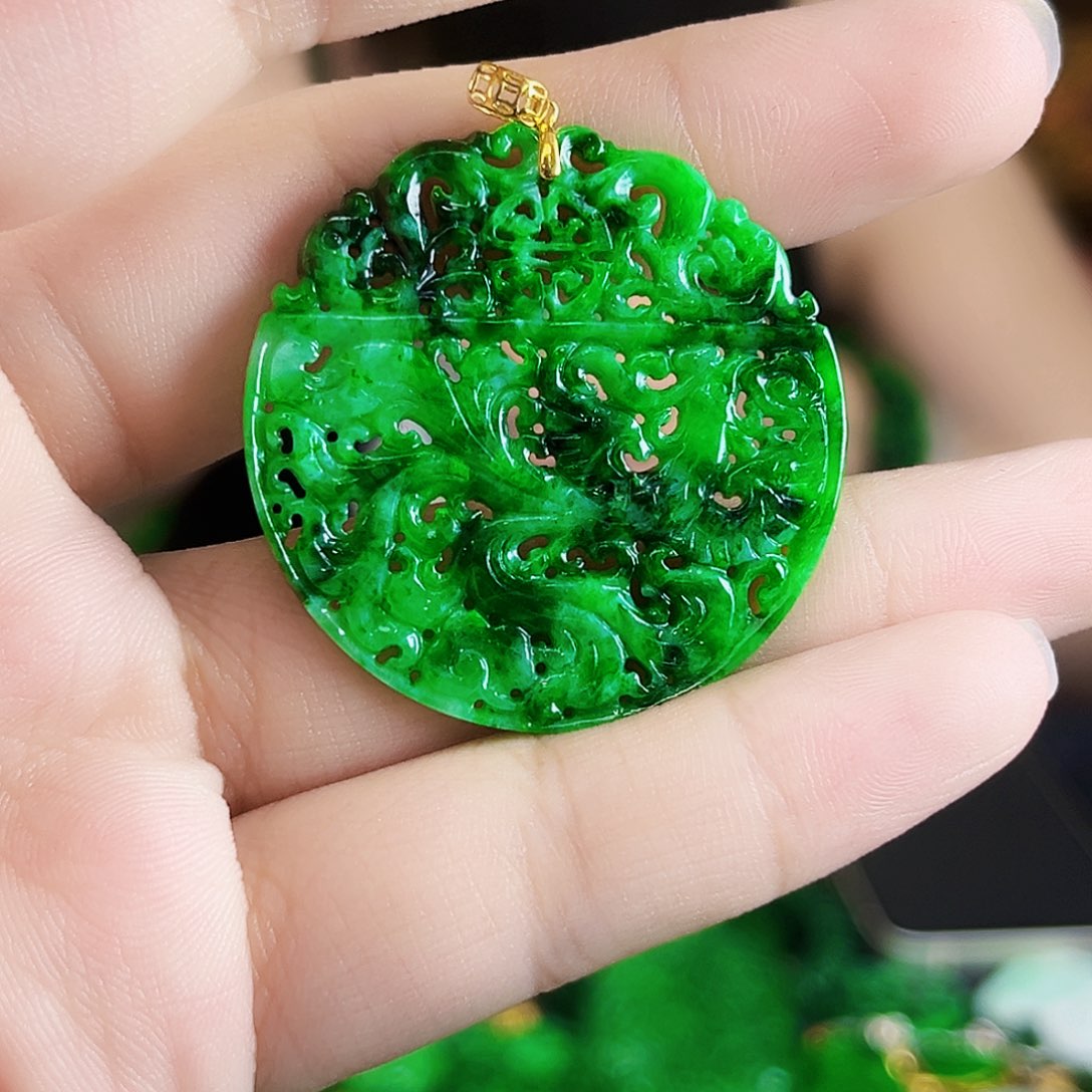 颈饰18K金镶嵌翡翠多样性