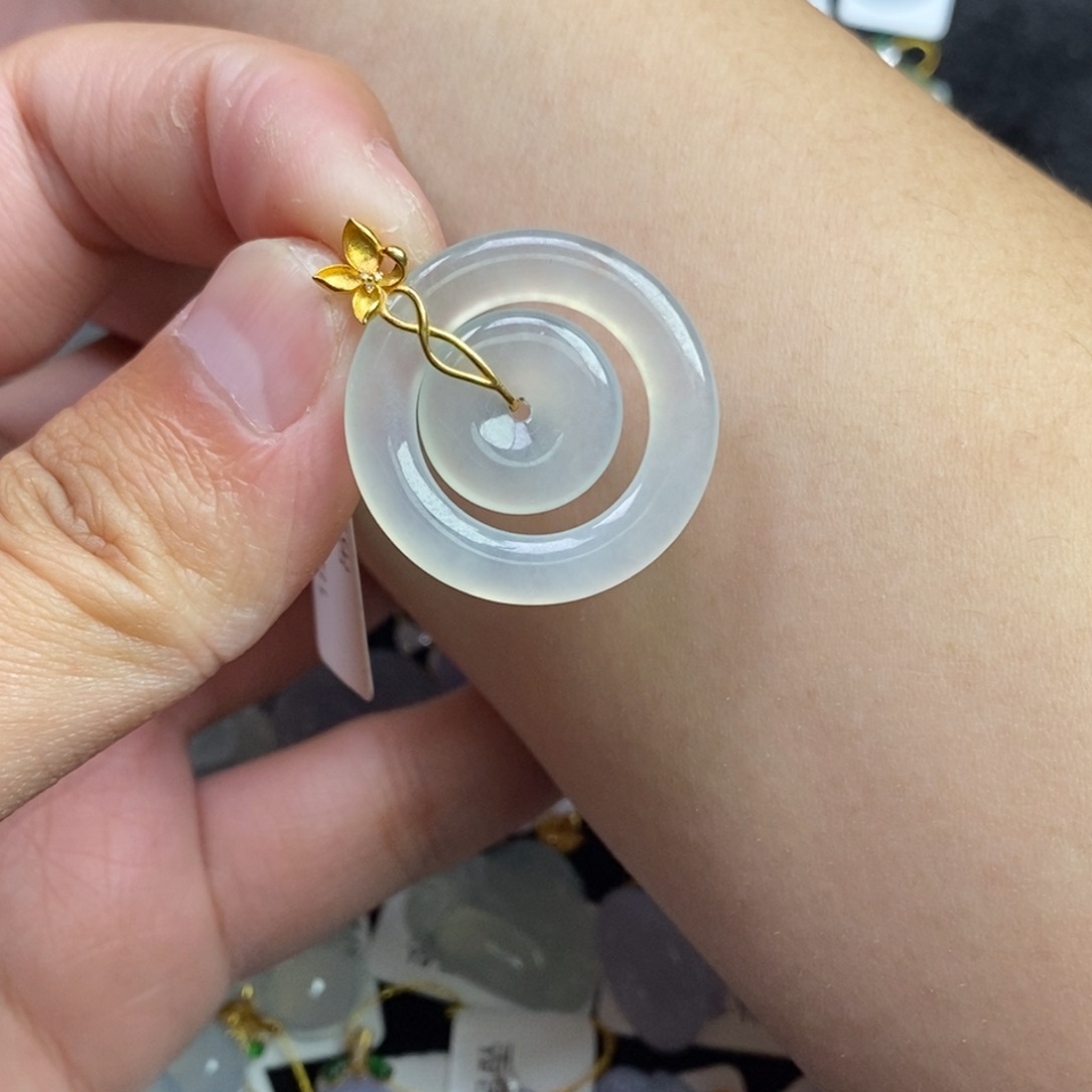 翡翠18K金镶嵌颈饰子母扣