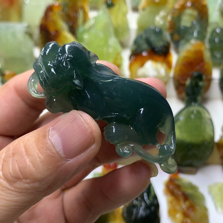 蛇纹石玉颈饰未镶嵌