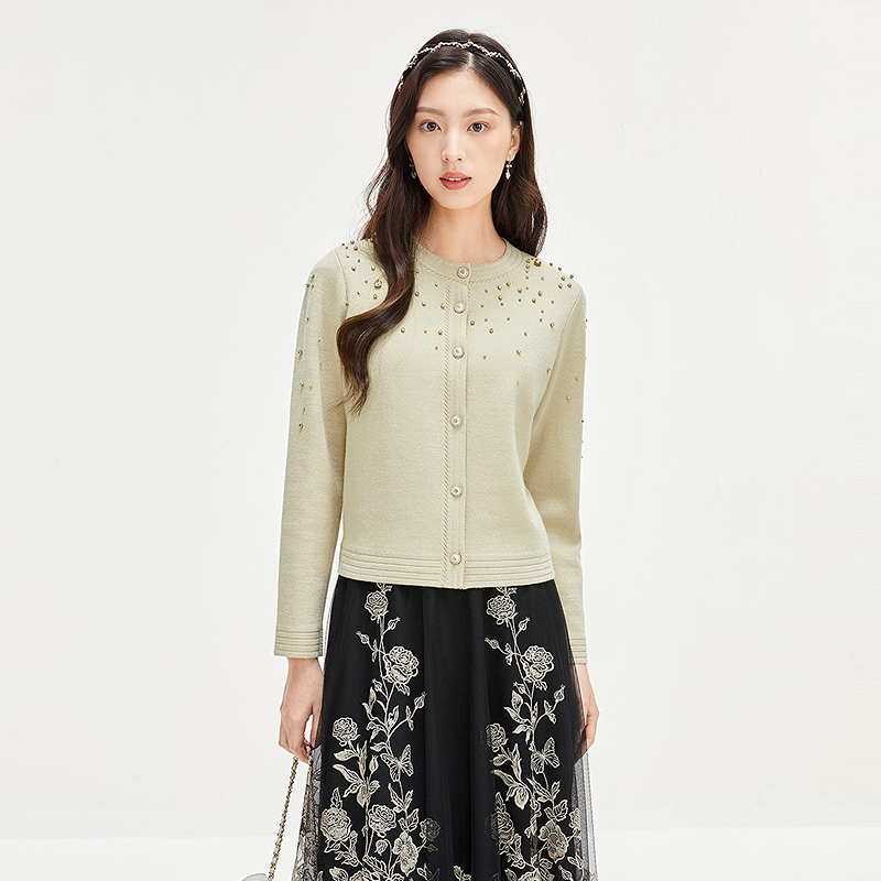 珂莱蒂尔Koradior春季长袖女针织钉珠圆领优雅毛针织衫