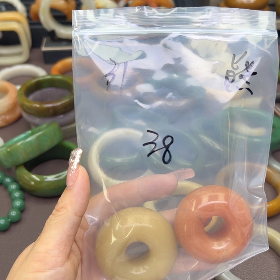 石英质玉手镯未镶嵌?