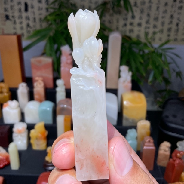 老挝石手工雕刻玉兰花1.55*1.55*7.9cm